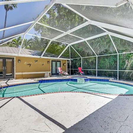 Lovely Naples Home Backyard Oasis With Pool!